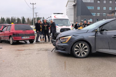 Bursa’da kontrolsüz kavşakta feci kaza!