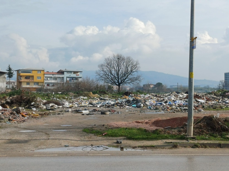 Bursa Panayır Mahallesi’nde boş arazi çöplerle doldu - Bursa Hayat Gazetesi-2