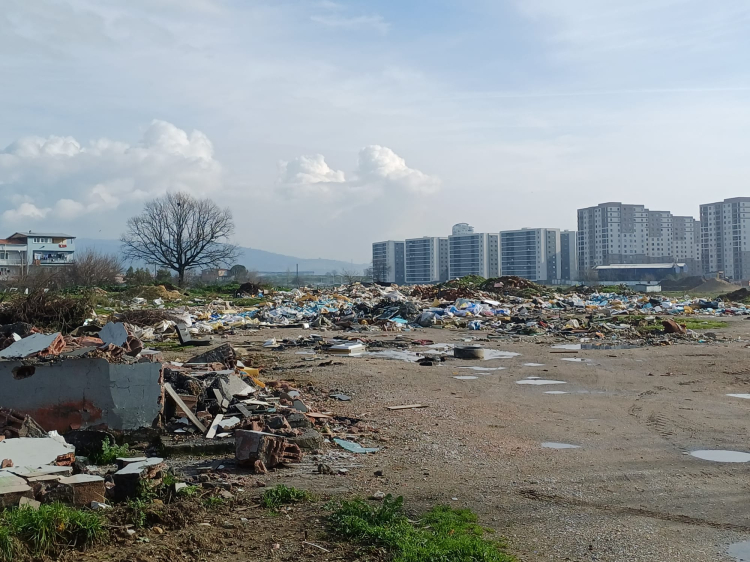 Bursa Panayır Mahallesi’nde boş arazi çöplerle doldu - Bursa Hayat Gazetesi-3