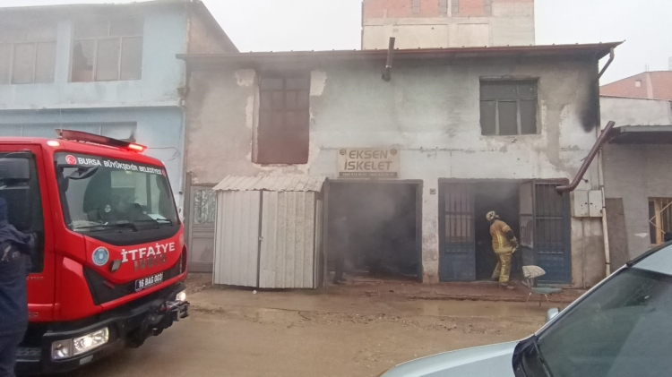 Bursa'da korkutan yangın: Sobaya tiner dökülünce alevler yükseldi!-Bursa Hayat Gazetesi-2
