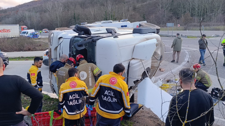 Bursa-Ankara Karayolu’nda korkunç kaza: Beton tankeri devrildi!-Bursa Hayat-2