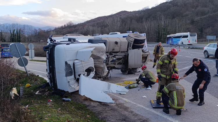 Bursa-Ankara Karayolu’nda korkunç kaza: Beton tankeri devrildi!-Bursa Hayat-3