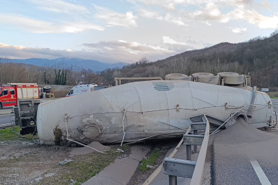 Bursa-Ankara Karayolu’nda korkunç kaza: Beton tankeri devrildi!