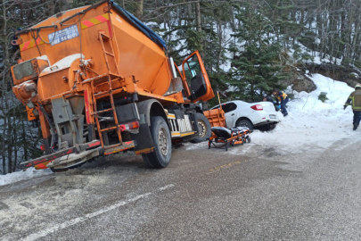 Bursa’da kontrolden çıkan kar küreme aracı otomobille çarpıştı