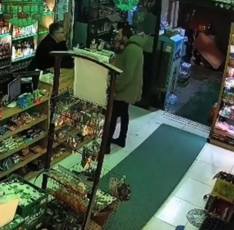 Bursa’da marketteki para üstü tartışması meydan savaşına döndü!-Bursa Hayat Gazetesi-2