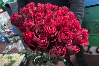 Bursa çiçekçileri Sevgililer Günü’ne hazır: Koli satışları 4-5 kat arttı!