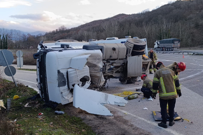 Bursa'da virajı alamayıp devrilen beton tankerinin sürücüsü öldü