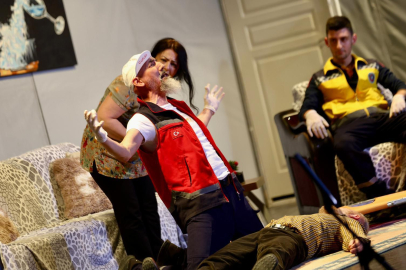 Gemlik Kent Konseyi Tiyatro Ekibi’nden başarılı başlangıç