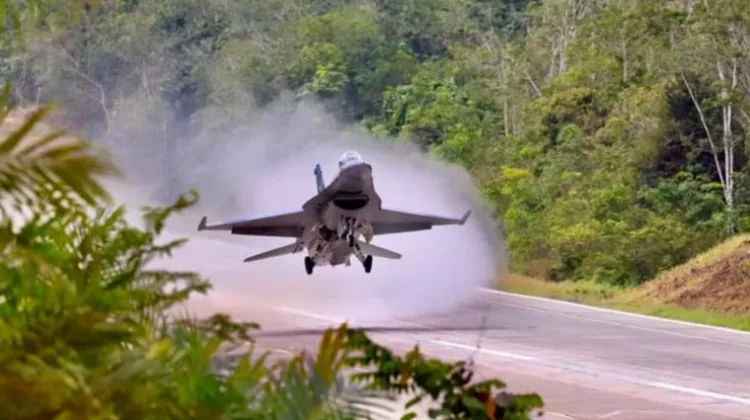 Endonezya Hava Kuvvetleri, otoyolları stratejik pistlere dönüştürüyor!-Bursa Hayat-3