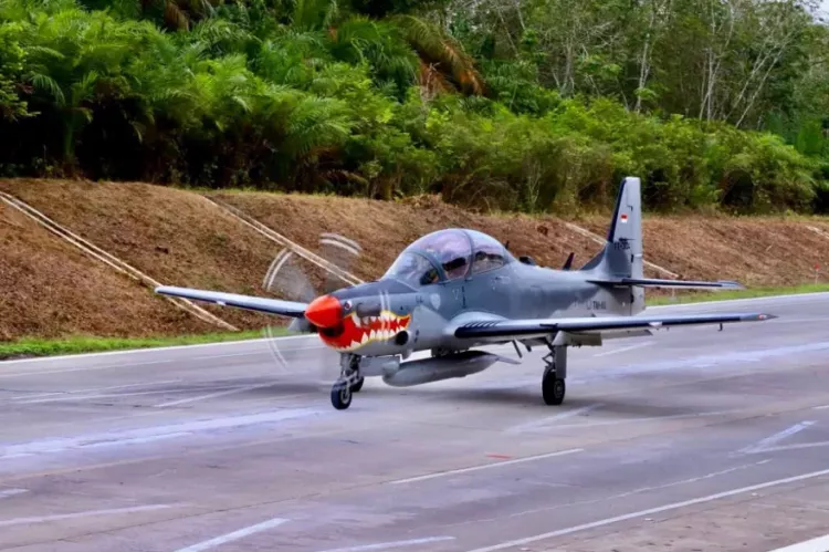 Endonezya Hava Kuvvetleri, otoyolları stratejik pistlere dönüştürüyor!-Bursa Hayat-2