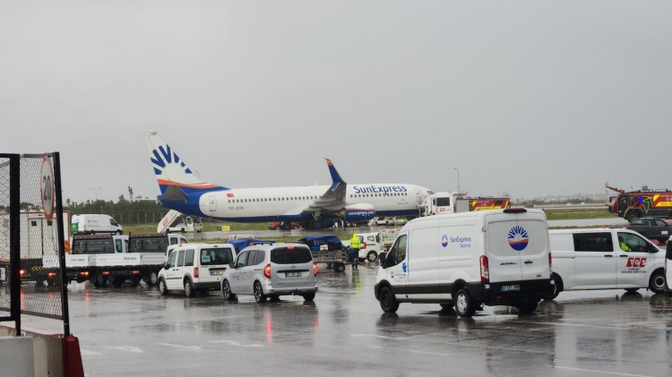 Antalya Havalimanı’nda teknik arıza: Uçak kanadına teker çarptı!-Bursa Hayat-2