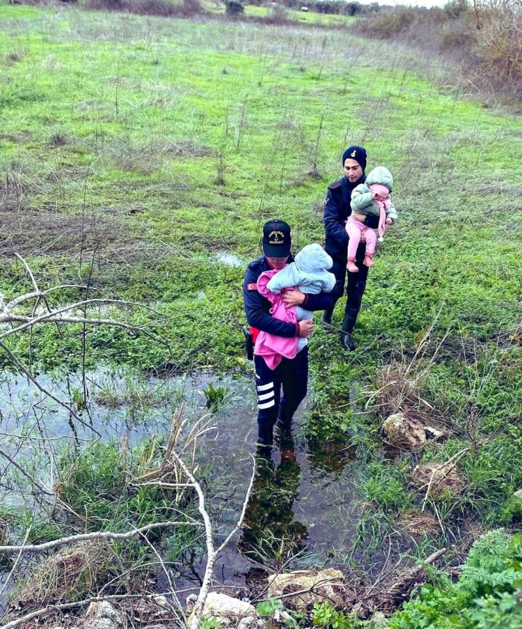 Bursa Uluabat Gölü’ndeki tehlikeli anlar: 3 kişi jandarma tarafından kurtarıldı!-Bursa Hayat-3