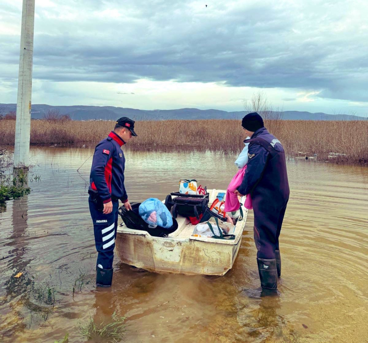 Bursa Uluabat Gölü’ndeki tehlikeli anlar: 3 kişi jandarma tarafından kurtarıldı!-Bursa Hayat-2