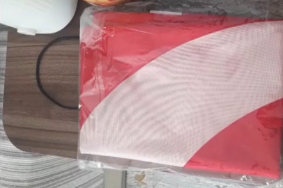 Bursa’da bayrağa saygı örneği: Kurye takdir edildi!