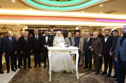 Bursa’da yılın düğünü: Siyasetin önemli isimleri nikah şahidi oldu