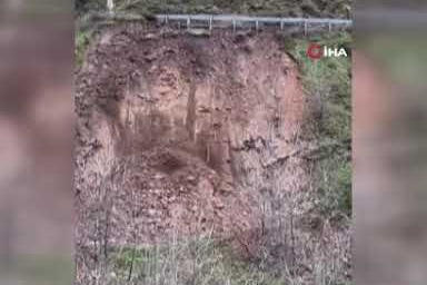 Zeytinova Barajı yolunda toprak kayması