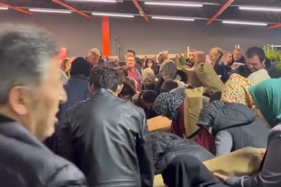 Bursa’da mağaza açılışında 100 TL’lik izdiham