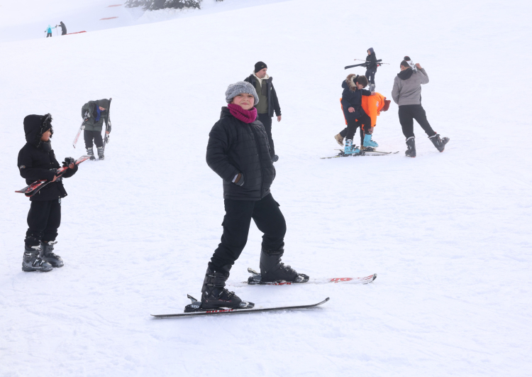 Osmangazi Belediyesi’nden çocuklara Uludağ’da kayak deneyimi - Bursa Hayat Gazetesi-4