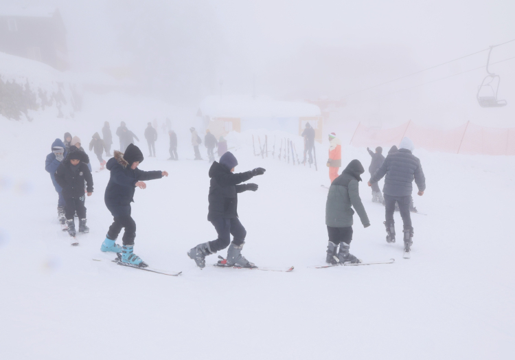 Osmangazi Belediyesi’nden çocuklara Uludağ’da kayak deneyimi - Bursa Hayat Gazetesi-3