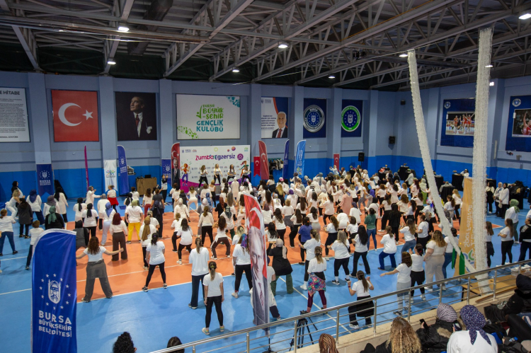 Bursa’da zumba rüzgarı: Kadınlar spor ve eğlencenin tadını çıkardı!-Bursa Hayat-2