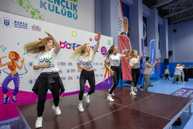 Bursa’da zumba rüzgarı: Kadınlar spor ve eğlencenin tadını çıkardı!-Bursa Hayat-3