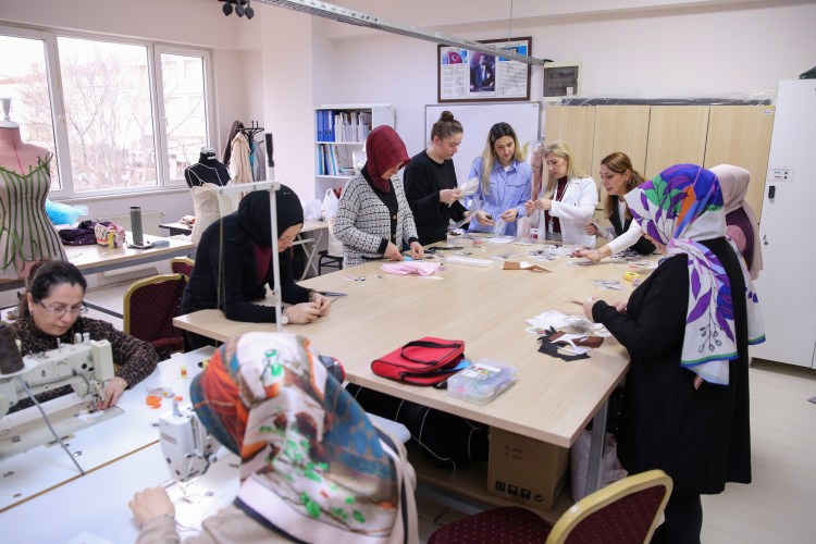 Bursa’da 14 Şubat’ta el emeği güzellik: Kursiyerlerden LÖSEV’e destek!-Bursa Hayat-4