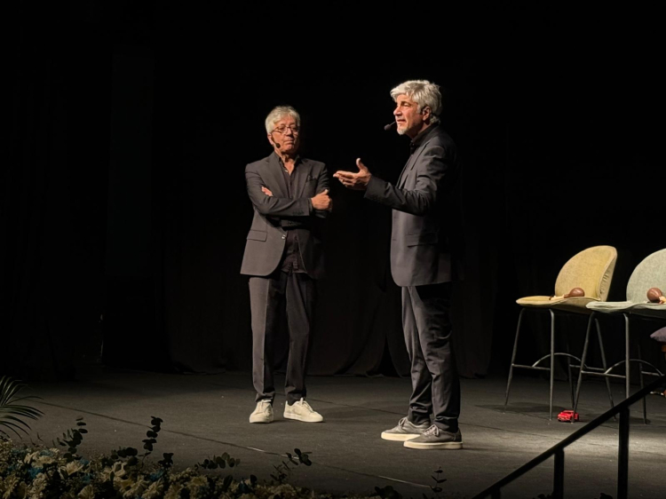 Bursa’da Uygur kardeşlerden komedi şöleni: Uzun süre alkışlandı!-Bursa Hayat-2