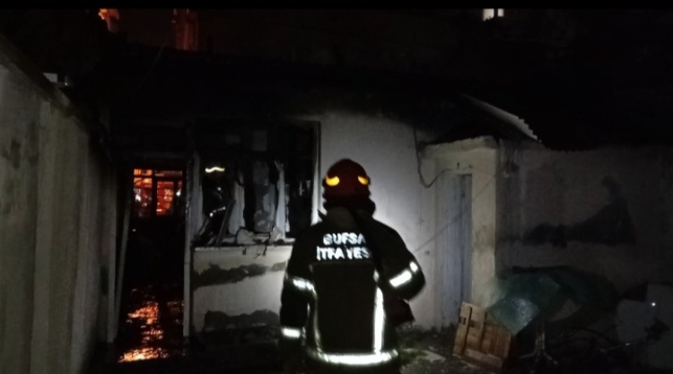Bursa’da alevler mahalleliyi sokağa döktü: Ev ağır hasar aldı!-Bursa Hayat-4