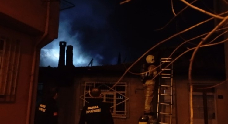 Bursa’da alevler mahalleliyi sokağa döktü: Ev ağır hasar aldı!-Bursa Hayat-3