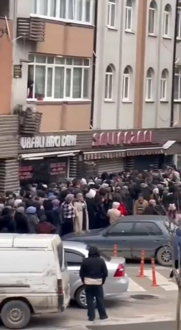 Bursa’da indirim çılgınlığı: Vatandaşlar rafları boşalttı!-Bursa Hayat-2