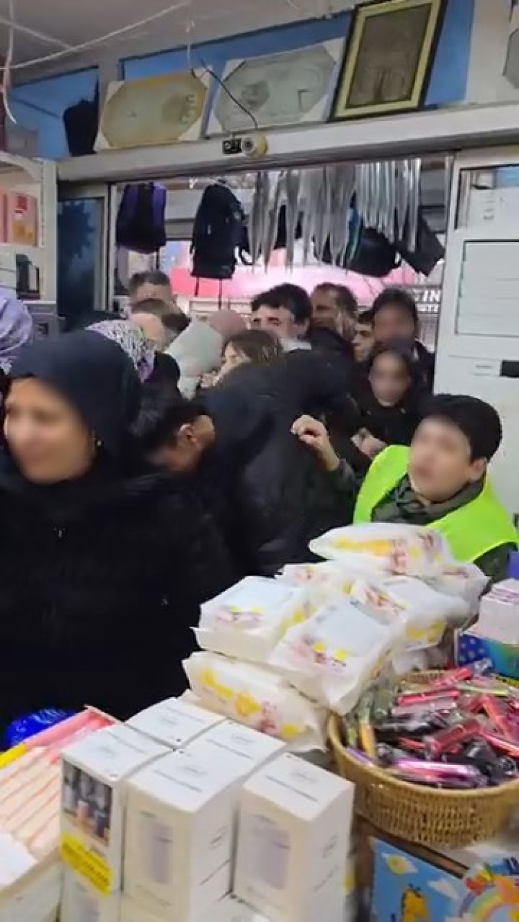 Bursa’da indirim çılgınlığı: Vatandaşlar rafları boşalttı!-Bursa Hayat-3