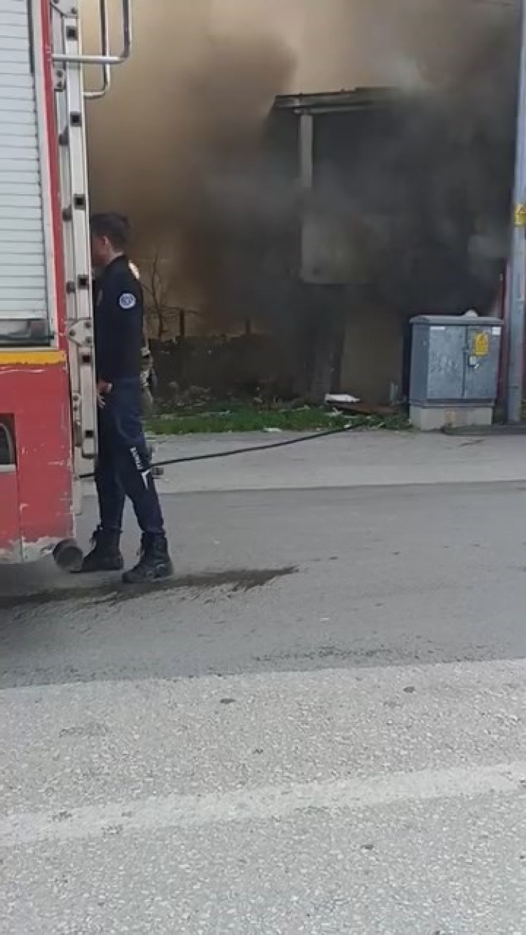 Bursa’da metruk binada yangın: İtfaiye hızla kontrol sağladı!-Bursa Hayat-2