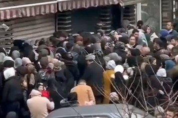 Bursa’da indirim çılgınlığı: Vatandaşlar rafları boşalttı!