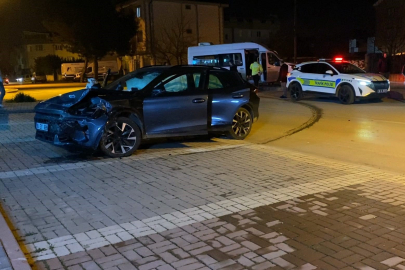 Bursa İnegöl'de kontrolsüz kavşakta can pazarı: 9 kişi yaralandı!