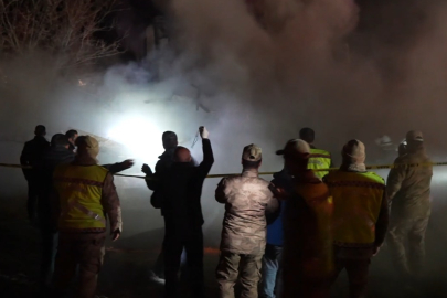 Gümüşhane'de yangın faciası: Ekiplerin çalışması sürerken bina çöktü