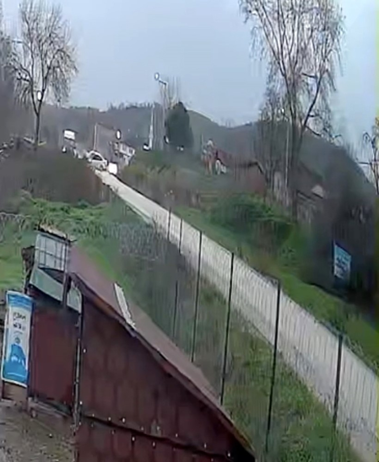 Bursa Mustafakemalpaşa’da trafik kazası: 3 kişi hafif yaralandı!-Bursa Hayat-2