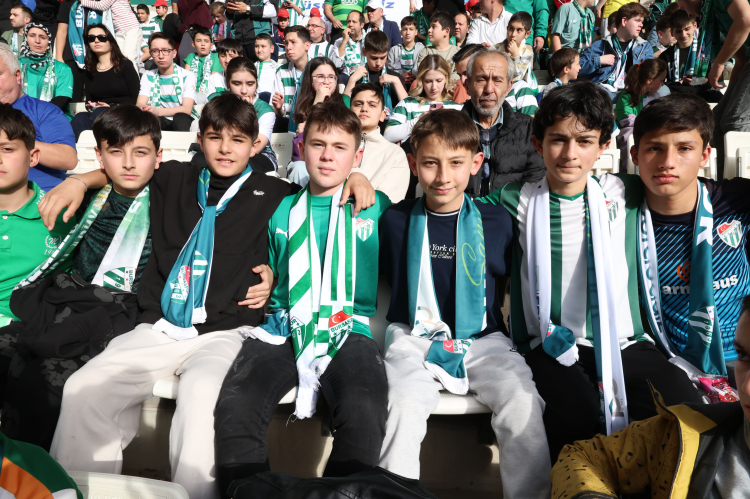 Bursaspor maçıyla küçük taraftarlar ilk kez tribünle buluştu - Bursa Hayat Gazetesi-2