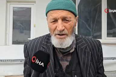 Kendi yaptığı 'ayakcak' ile mahalleyi geziyor