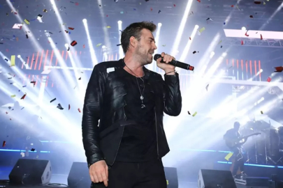 Murat Dalkılıç sahnede olay yarattı: “Islak pantolon” yorumları patladı!