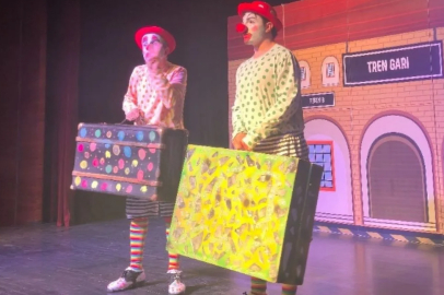 ‘İki Bavul Dolusu’ sahneye çıktı, çocuklardan tam not aldı