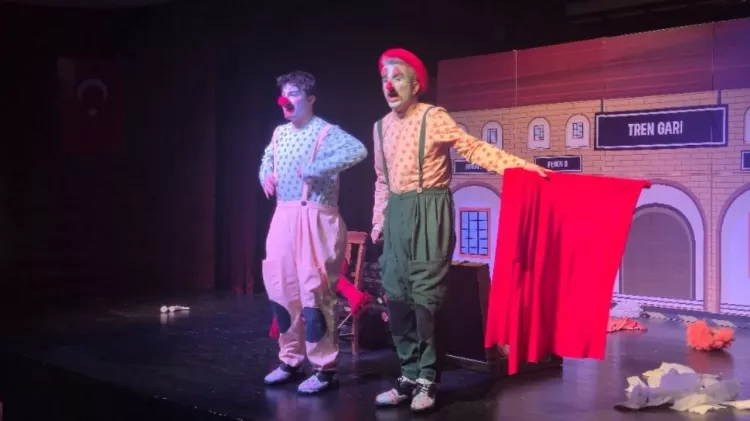 ‘İki Bavul Dolusu’ sahneye çıktı, çocuklardan tam not aldı -Bursa Hayat-2