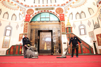 Osmangazi’de camiler gül kokulu temizlikle Ramazan’a hazırlanıyor