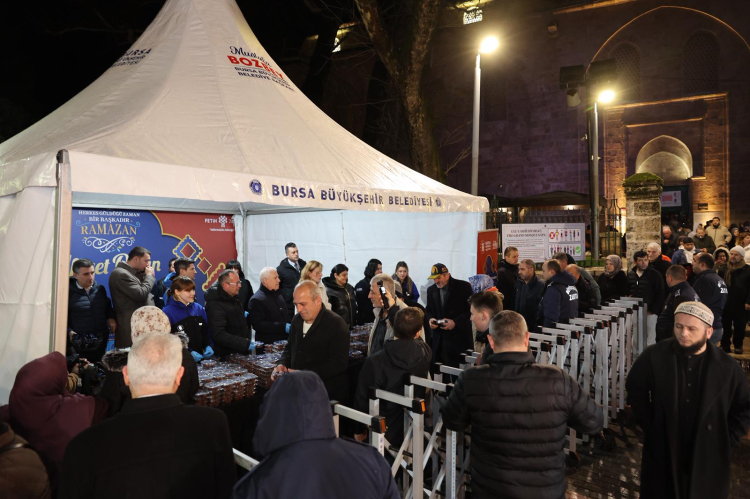 Ramazan’ın manevi havası Bursa’yı sardı! Başkan Bozbey tatlı ikram etti-Bursa Hayat-3