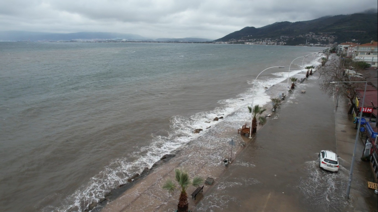 Gemlik'te sahil Şeridini su bastı!-Bursa Hayat Gazetesi-2