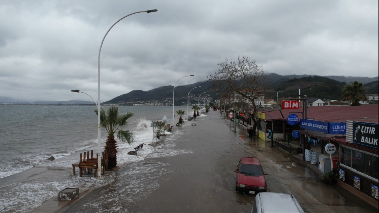 Gemlik'te sahil Şeridini su bastı!-Bursa Hayat Gazetesi-3