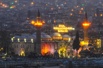 Bursa’da Ramazan geleneği: Ulu Cami’ye 70 metrelik mahya asıldı