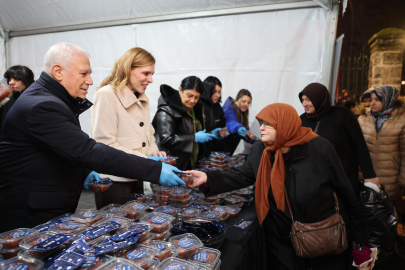 Ramazan’ın manevi havası Bursa’yı sardı! Başkan Bozbey tatlı ikram etti