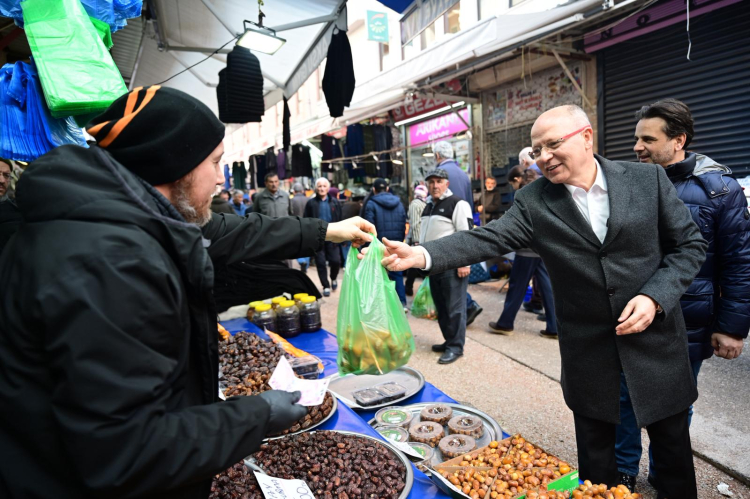 AK Parti Bursa İl Başkanı Gürkan'dan çarşı ve pazarda esnaf ziyareti -Bursa Hayat-2