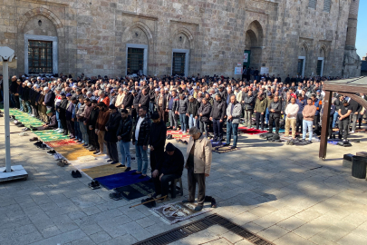 Bursa'da Ramazan'ın ilk cumasında cemaat avluya taştı