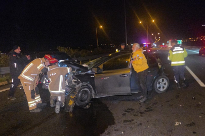 Bursa'da zincirleme kaza! Arızalanıp yolda kalan otomobile kamyon çarptı